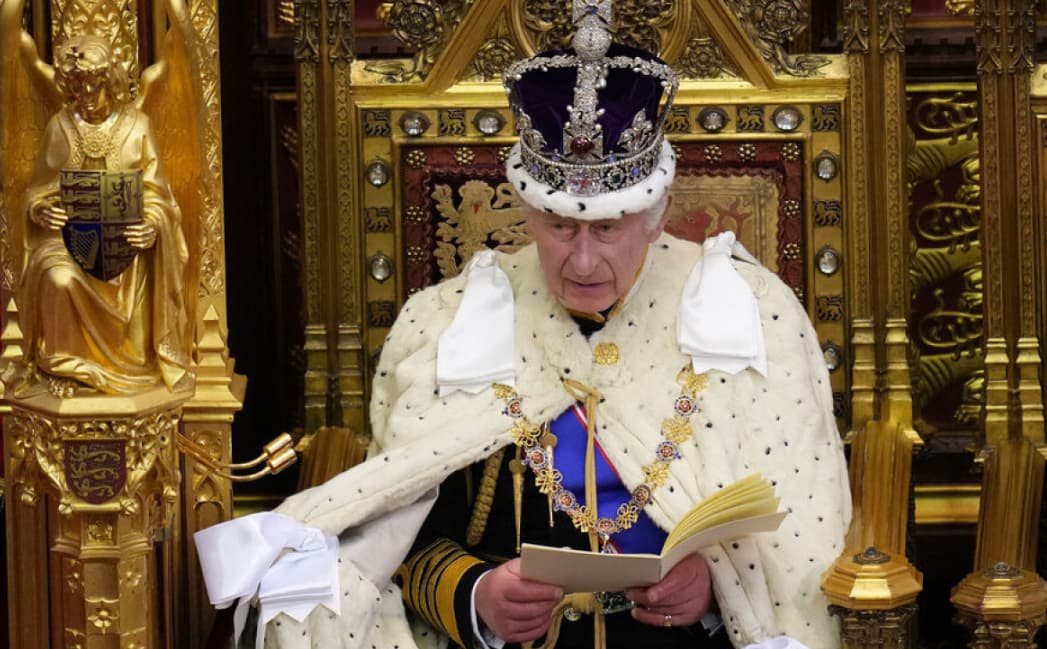 Britaniya monarxının məhkəməsində onun ölümünə hazırlaşırlar