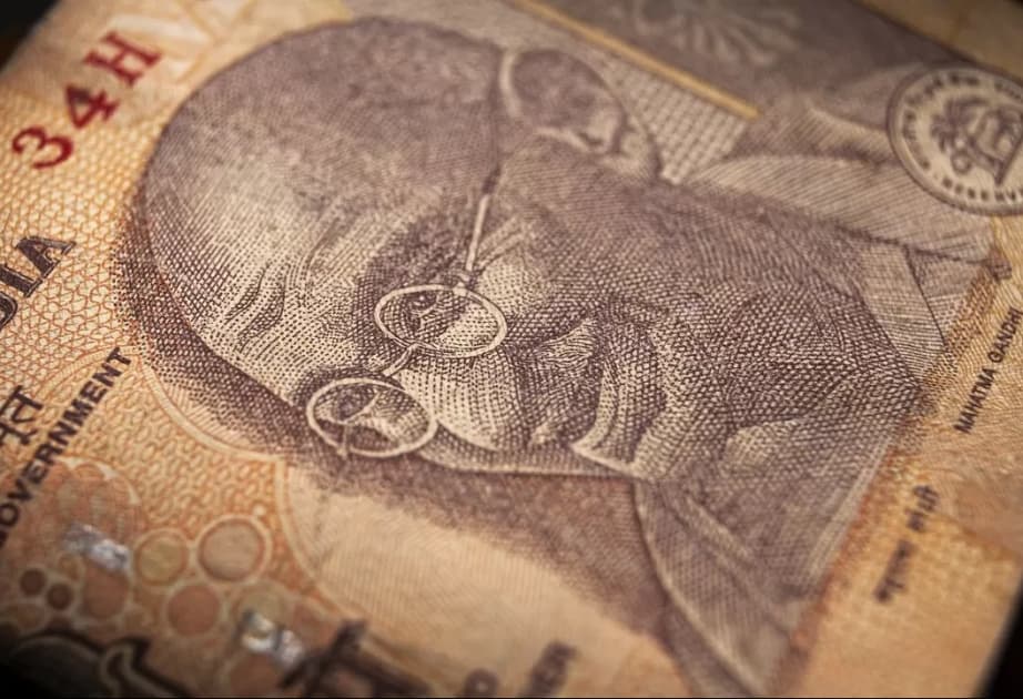 Rupi dollar qarşısında rekord dərəcədə ucuzlaşıb
