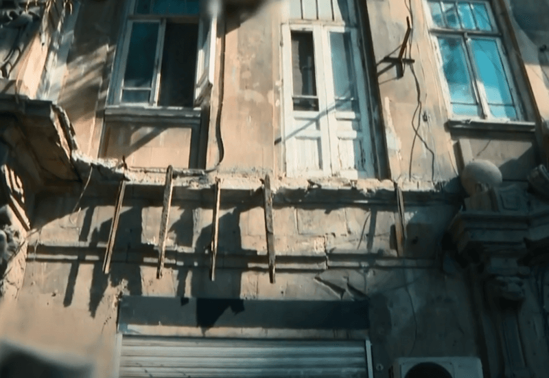 Bakıda memarlıq abidəsinin bir hissəsi uçub