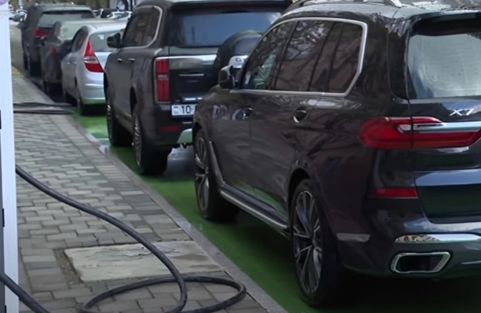 Elektromobil sürücüləri çətinliklə üzləşirlər
