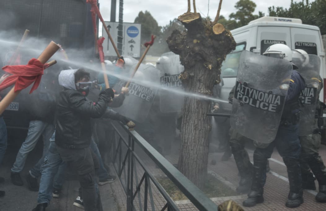 Yunanıstanda polislə yanğınsöndürənlər arasında toqquşma olub