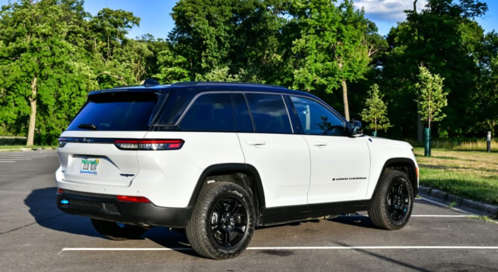 Avtomobillər park halında yanmağa başladı: 154 mindən çox “Jeep” geri çağırıldı
