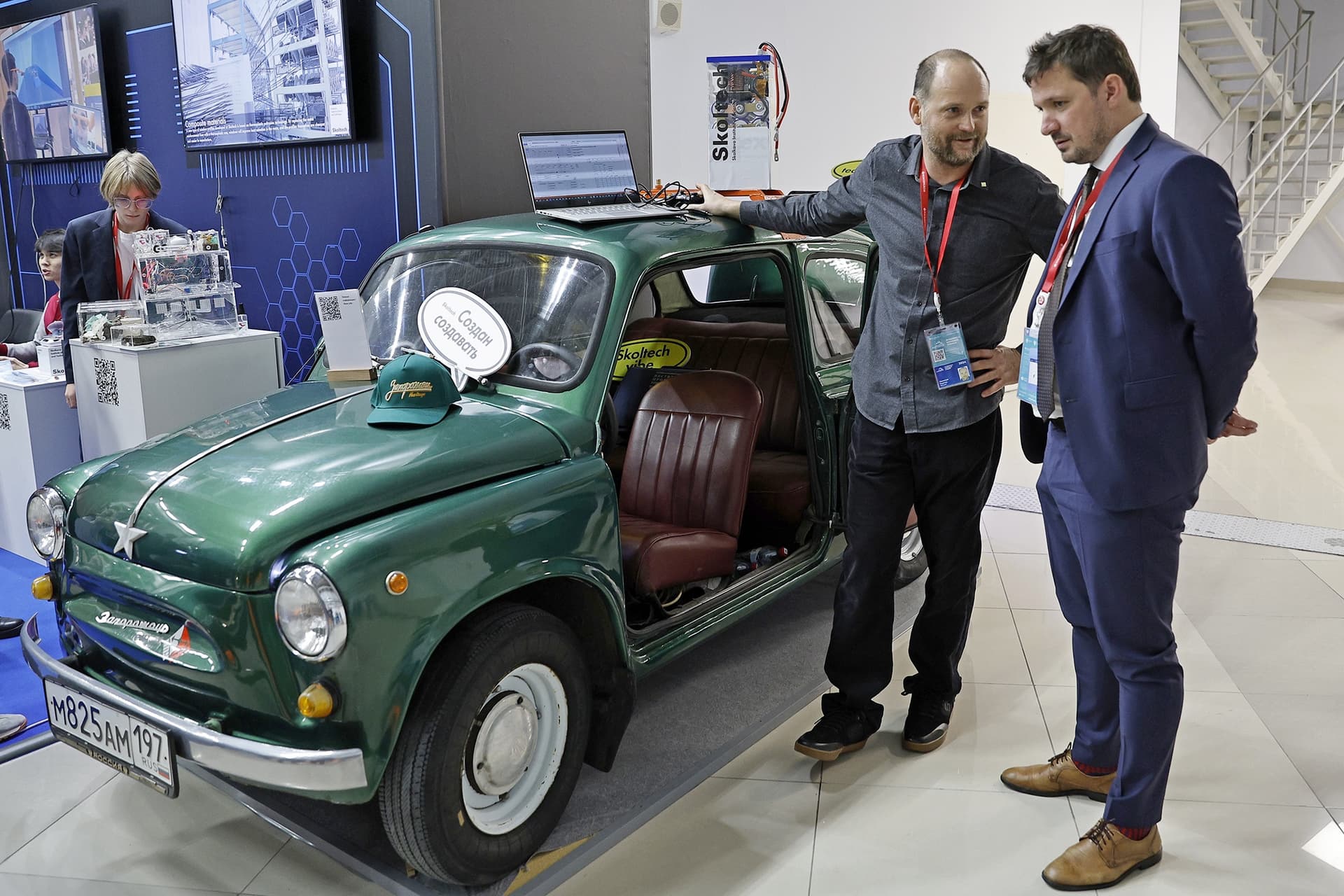 Siriusda alimlər ilk dəfə Zaporojetsdən olan elektrik robot avtomobilini nümayiş etdiriblər