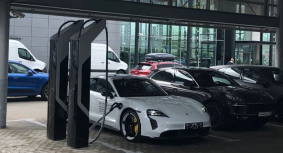 Porsche benzinlə işləyən avtomobillərdən imtina etməyə tələsmir