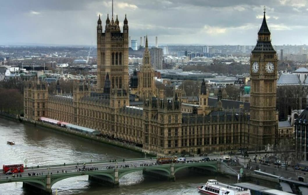 Britaniyada fırtına səbəbindən təxminən 70 min insan işıqsız qalıb