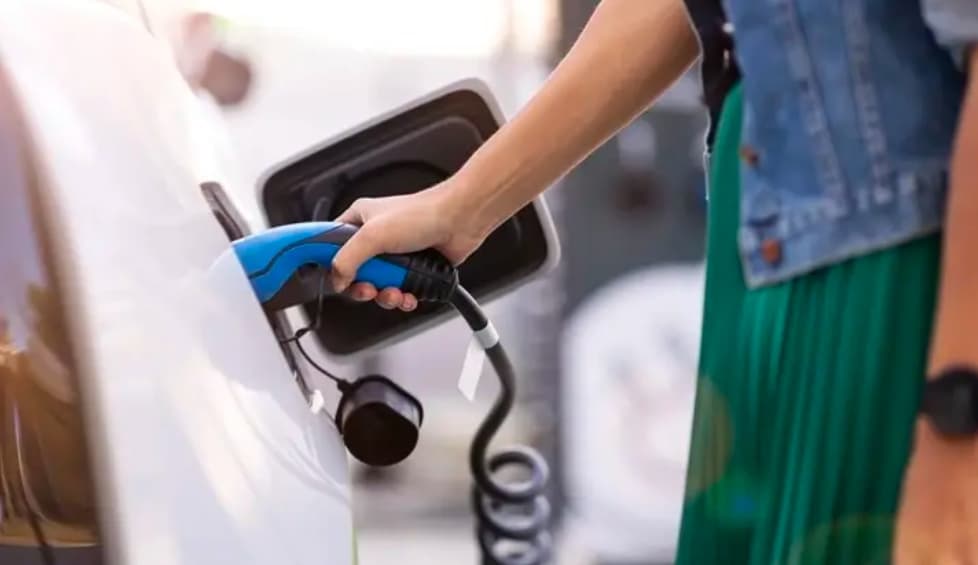 Fərdi evlərin həyətində elektromobillərin enerji doldurucuları üçün icazə tələb olunmayacaq