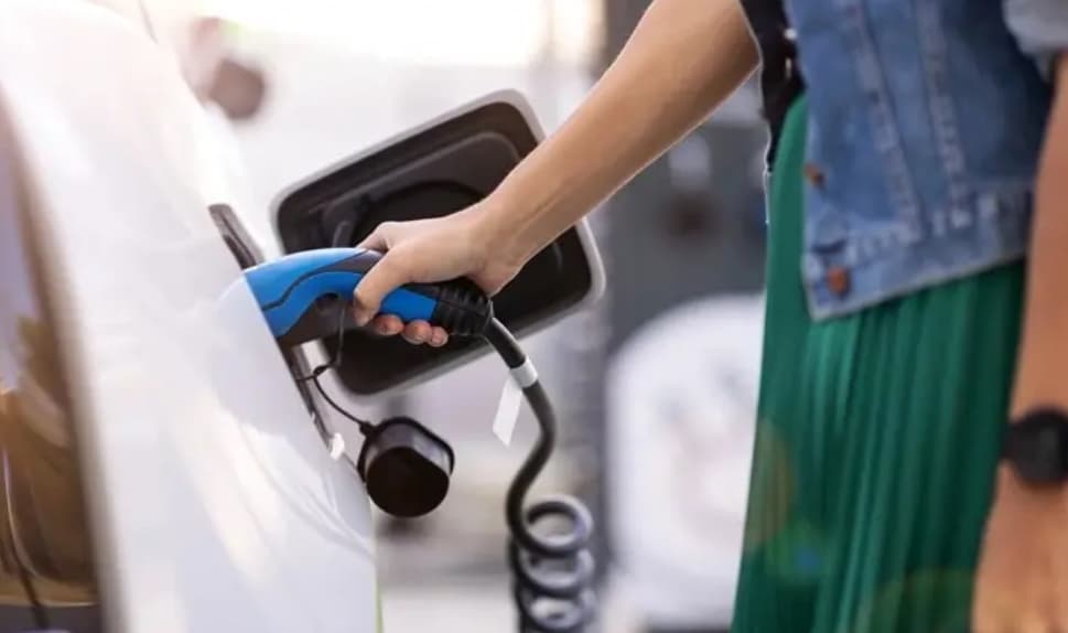 Fərdi evlərin həyətində elektromobillərin enerji doldurucuları üçün icazə tələb olunmayacaq