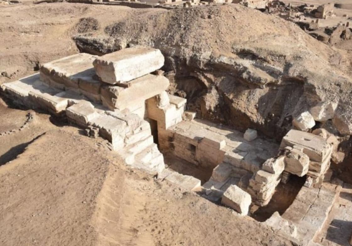 Misirdə aslan başlı ilahənin qayaüstü məbədi tapıldı