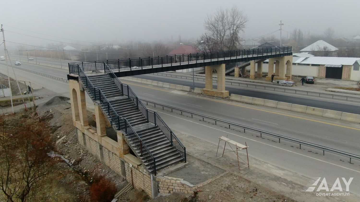 Dövlət sərhədi yolunda yeni piyada keçidinin inşası yekunlaşır