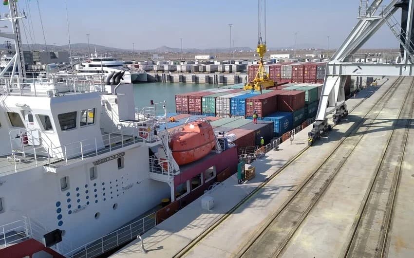 Bakı Limanında konteyner daşımaları 73% artıb