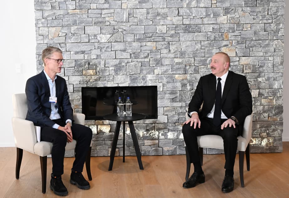 Prezident İlham Əliyev Davosda “Carlsberg Group” şirkətinin
Müşahidə Şurasının sədri və Baş icraçı direktoru ilə görüşüb