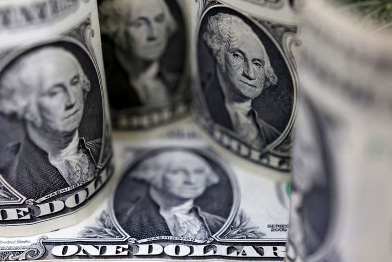Dolların qiyməti yenə düşdü, bazarlar çətinliyə düşüb