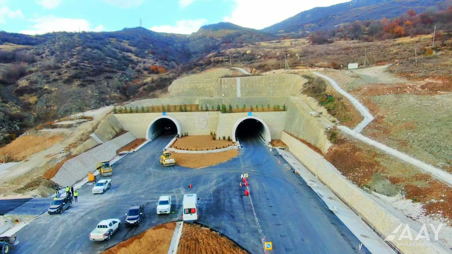 İşğaldan azad edilmiş ərazilərdə
beynəlxalq normalara uyğun yolların tikintisi yekunlaşır