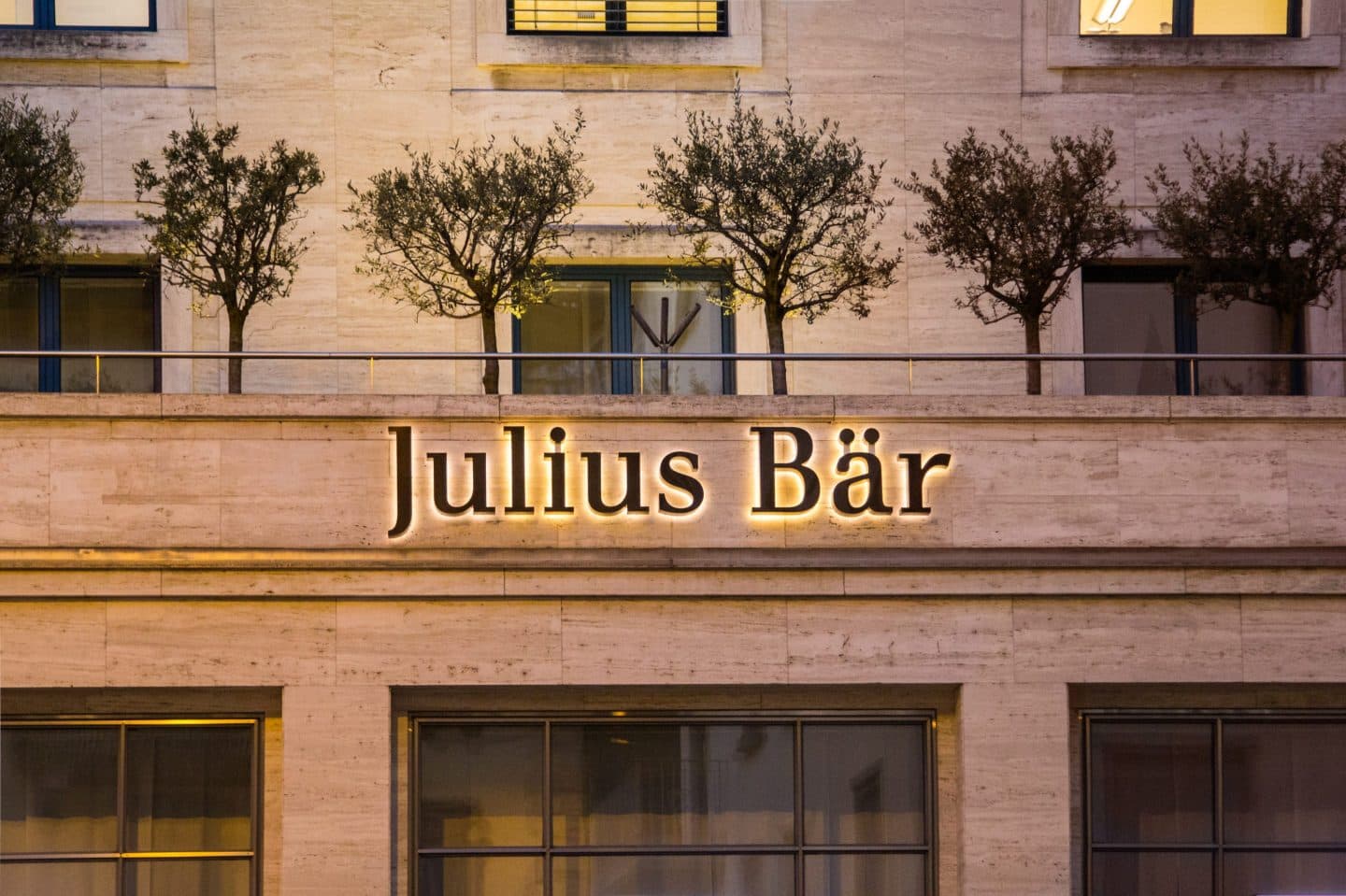 Julius Baer 55% azalan faiz gəliri ilə qarşı-qarşıya