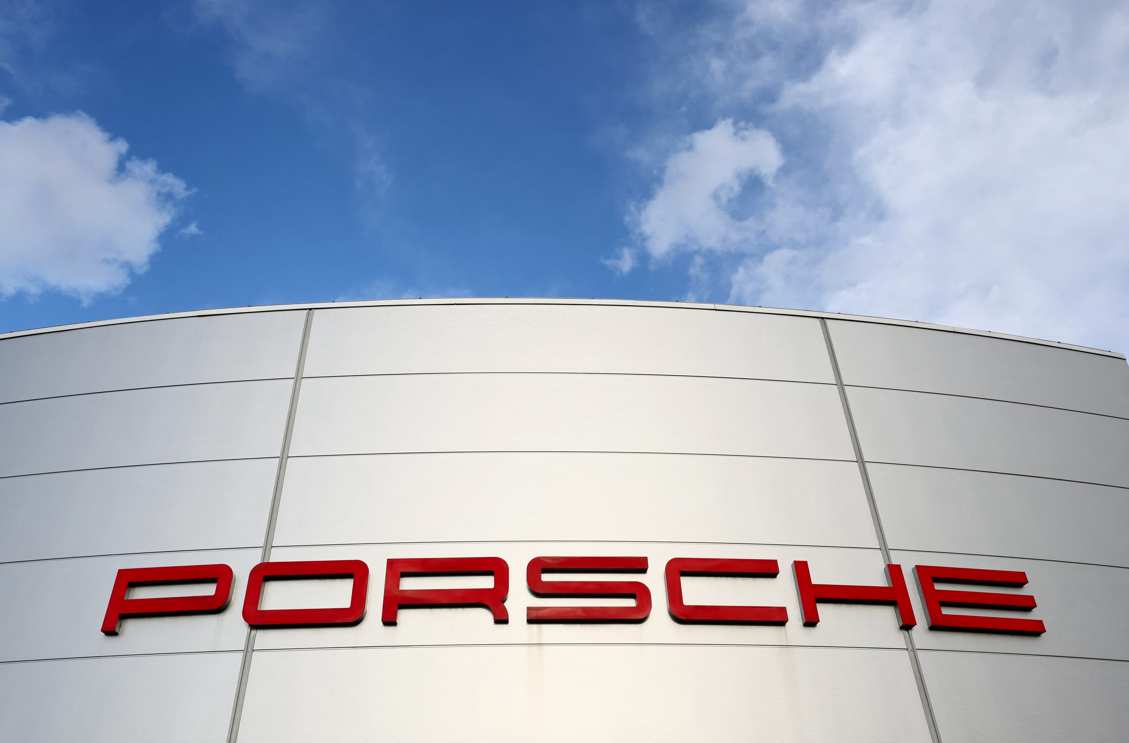 Porsche Holdinq eyniadlı avtomobil istehsalçısındakı payının dəyərini 2,5-3,5 milyard avroya siləcək