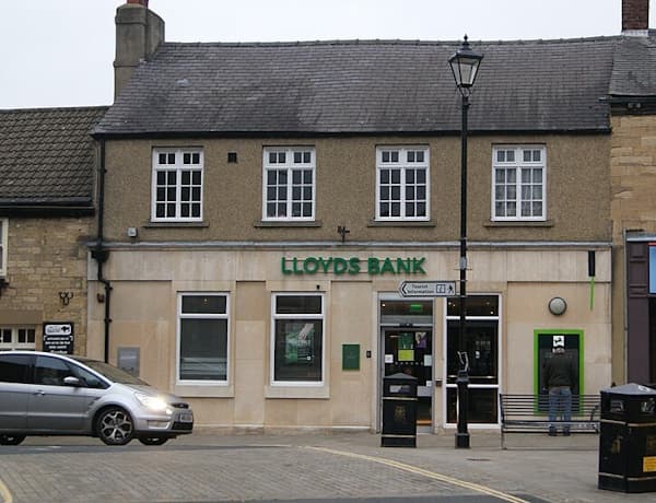 Lloyds Q4 vergiqabağı mənfəət birdəfəlik ödənişlərə düşür