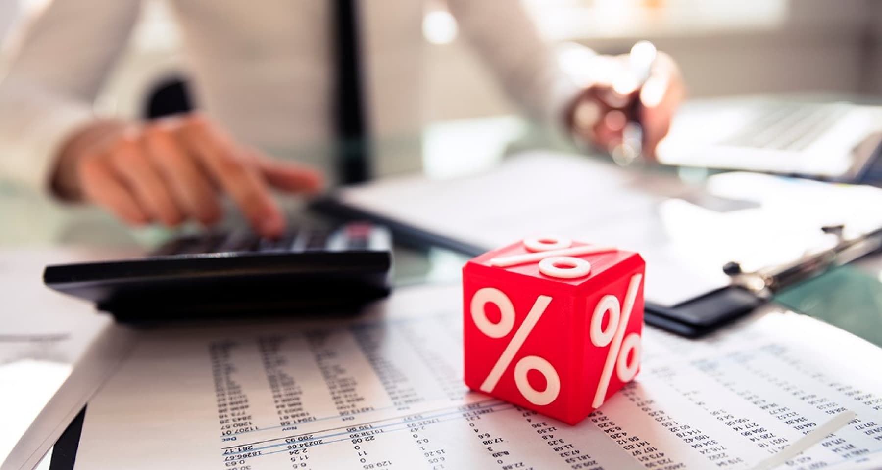 İlk 10 bankda əmanətlər üzrə orta maksimum faiz dərəcəsi fevralın ikinci ongünlüyündə 21,06%-ə düşüb.