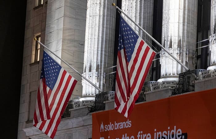 Uoll-strit düz bağlandı, Nasdaq 1,35% itirdi