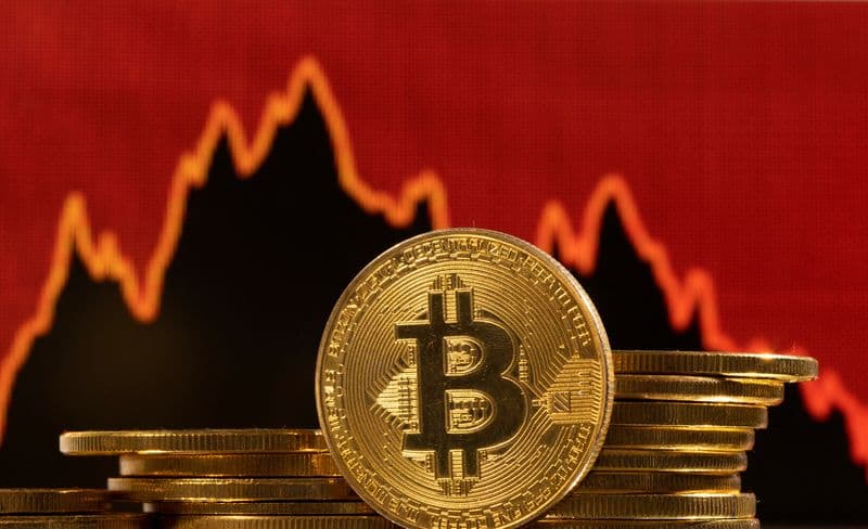 Bitcoin üç aylıq minimuma düşdü