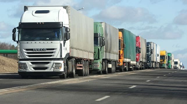 Azərbaycana yanvarda 645 yük maşını idxal edilib