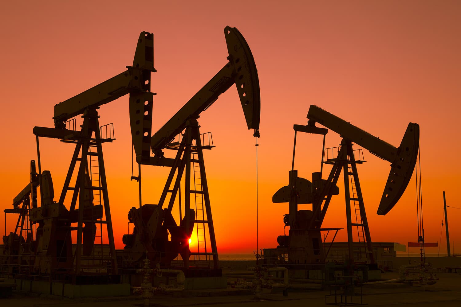 Neftin qiyməti 1%-dən çox azalıb, Brent bir barel üçün 73 dollara satılır