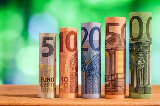Avro və funt sterlinq dollar qarşısında kəskin bahalaşdı
