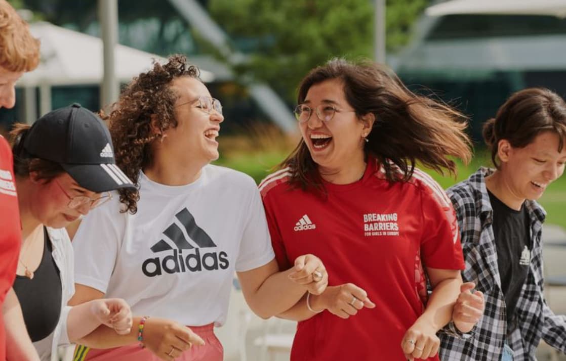 Adidas 2024-cü ildə gəlirini 11%, əməliyyat mənfəətini 5 dəfə artırdı