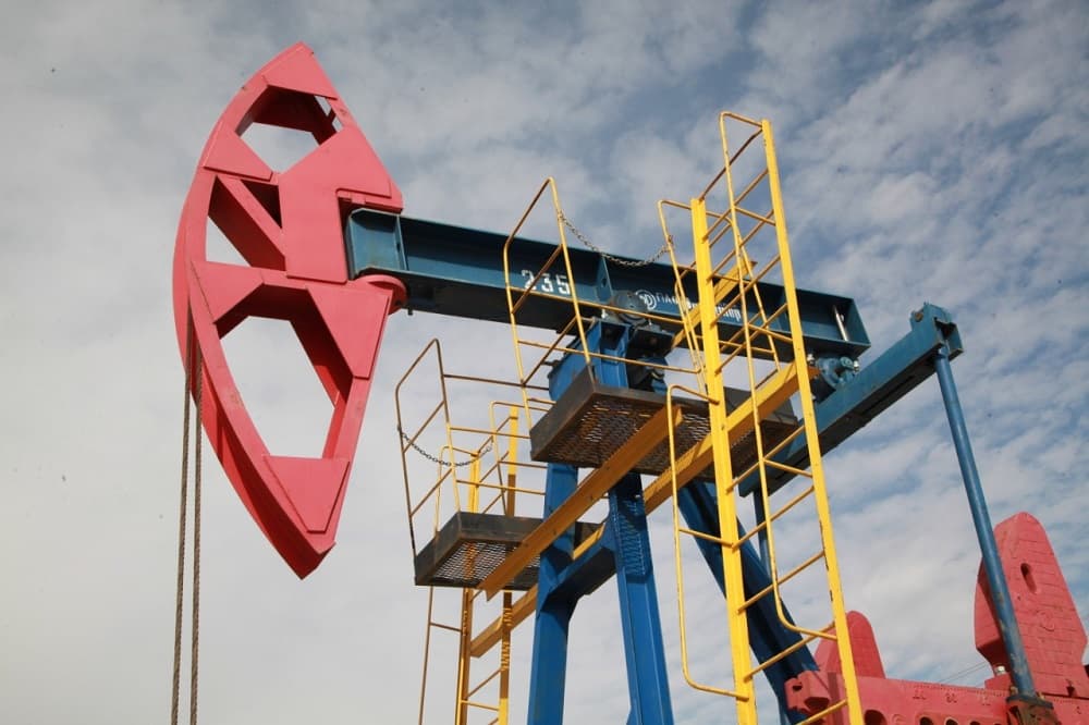 Neftin qiyməti təxminən 3% azalıb, Brent bir barel üçün 63,7 dollara satılır