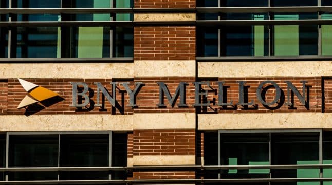 BNY Mellon rübdə xalis mənfəəti 21% artırır