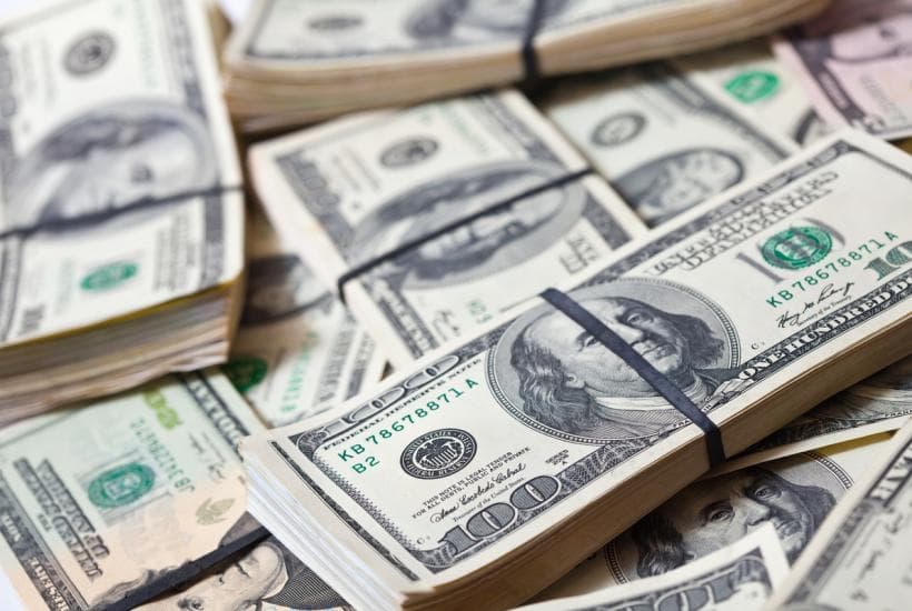 ABŞ siyasəti Dolları çökdürür