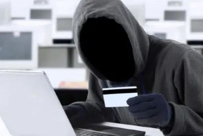 Zərərli tətbiqlər bank kartlarından pul çəkir