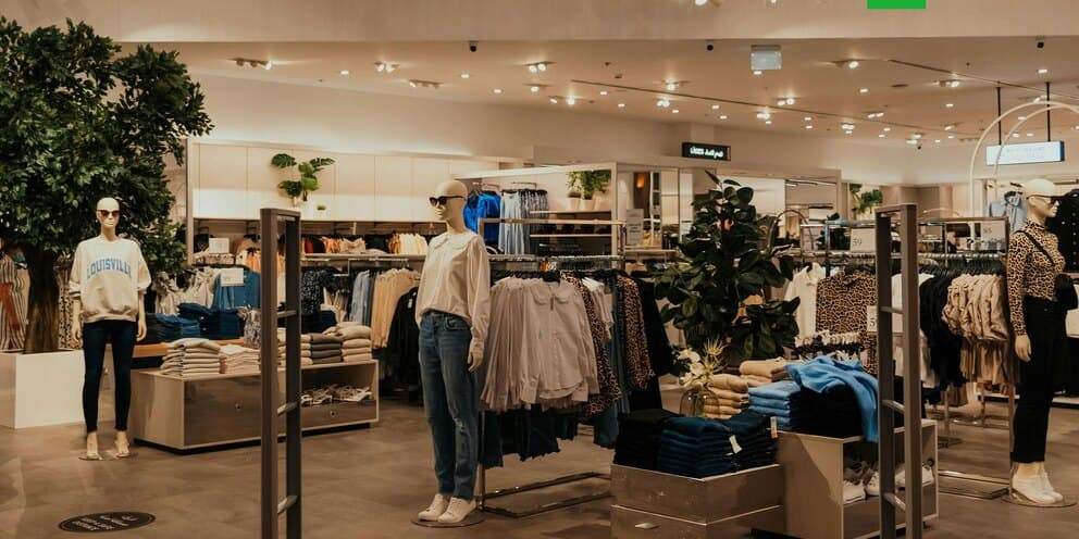 Burberry tam illik itki, 17% gəlir azalması barədə məlumat verir