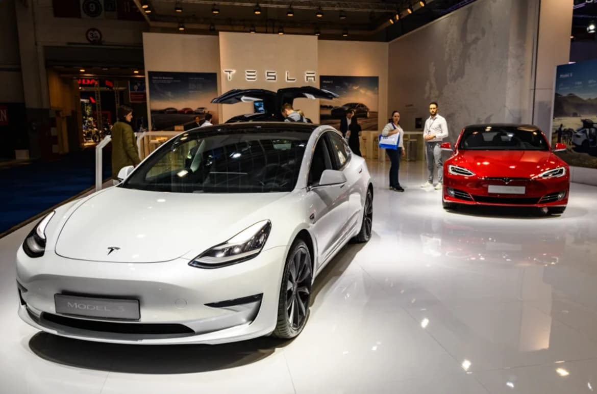 Musk ən azı daha beş il Teslanın sükanı arxasında qalmaq niyyətindədir