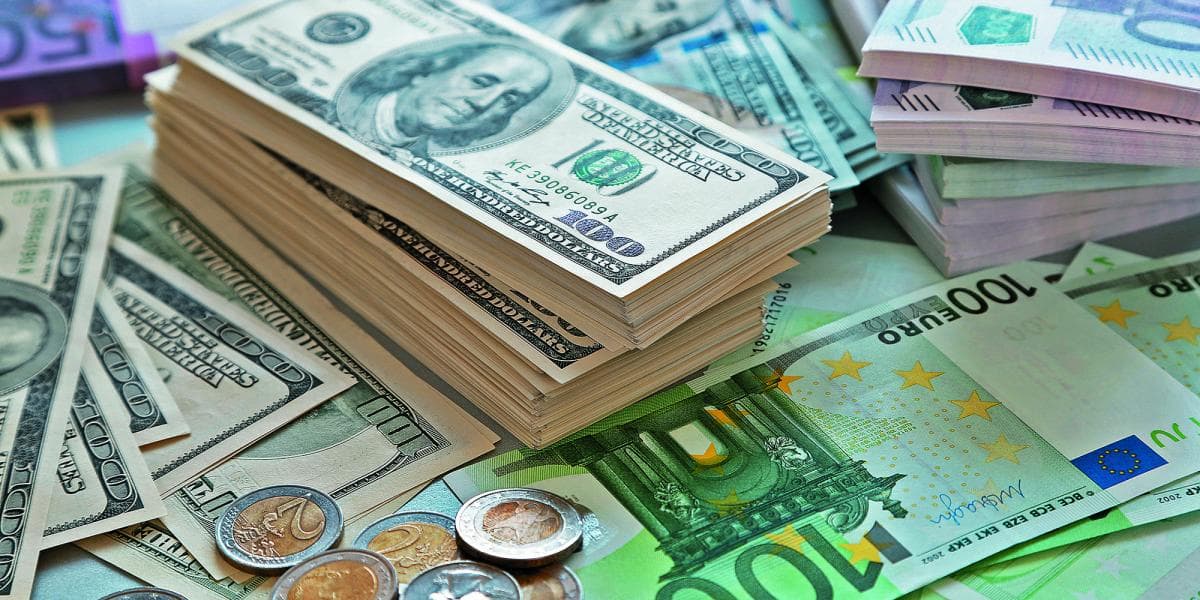Azərbaycanda bank kartları ilə ödənişlərdə dollar əməliyyatları kəskin artıb, avro əməliyyatları azalıb