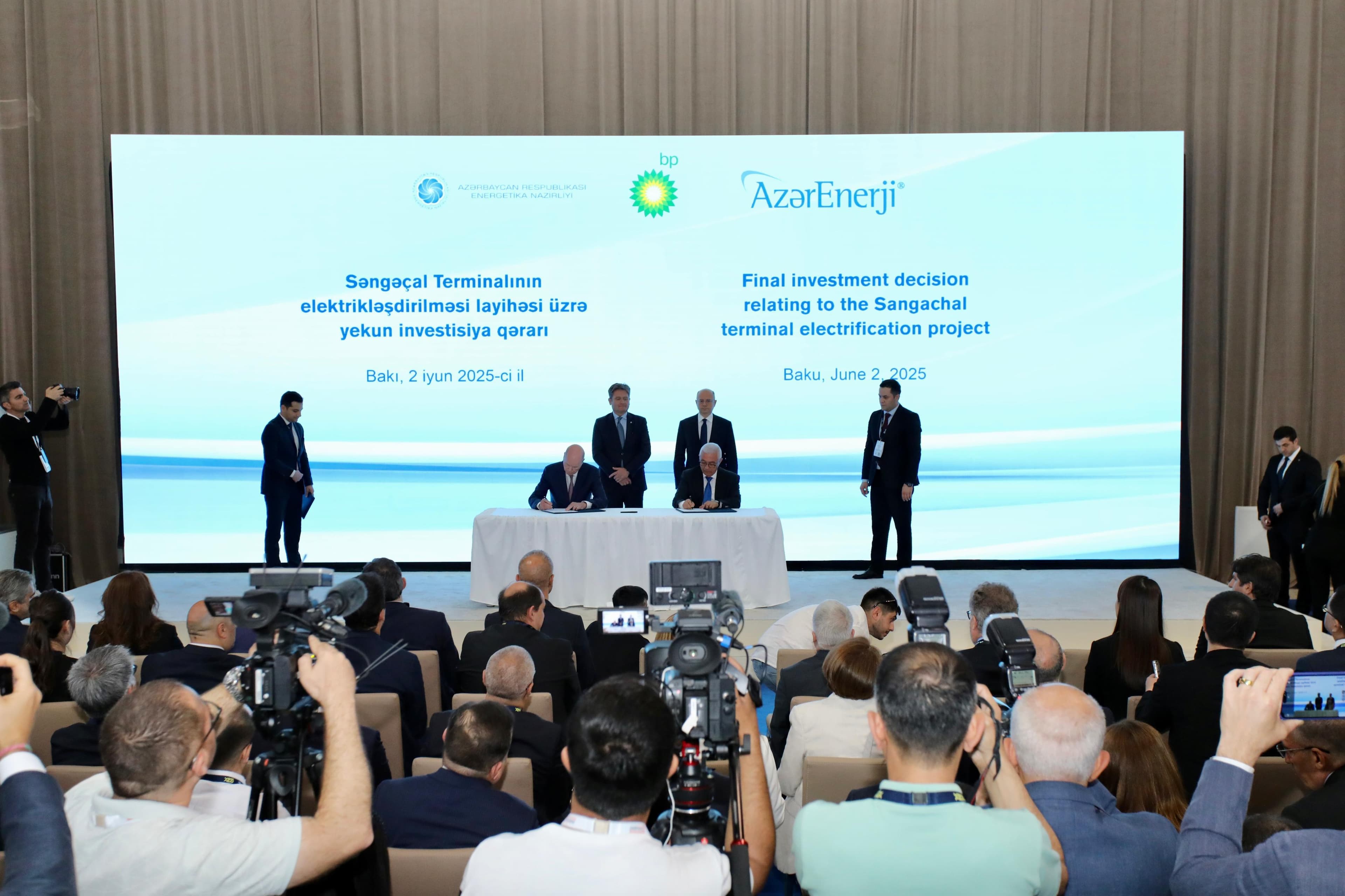 Şəfəq GES və Səngəçal terminalının elektrikləşdirilməsi üzrə yekun investisiya qərarları imzalanıb