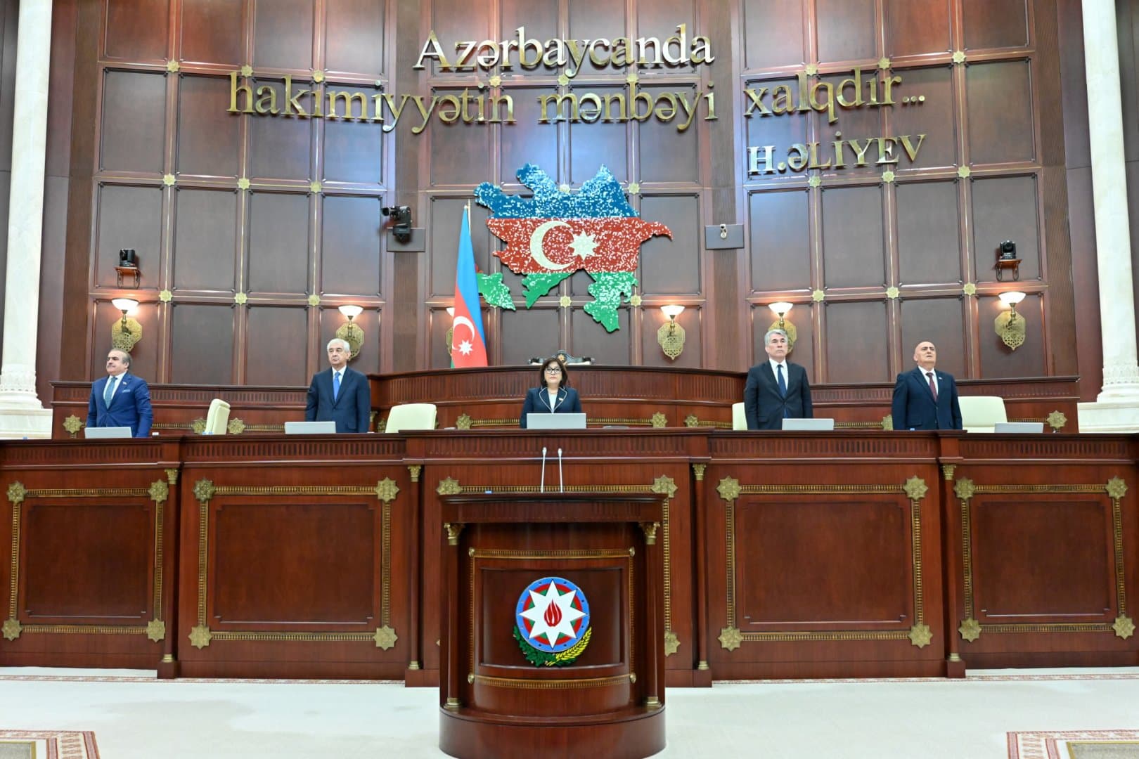 Milli Məclisin növbədənkənar sessiyasının ilk plenar iclası başlayıb