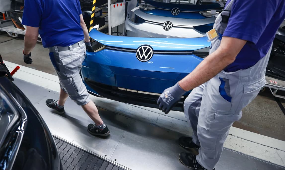 20 mindən çox işçi Volkswagen-i könüllü tərk edəcək