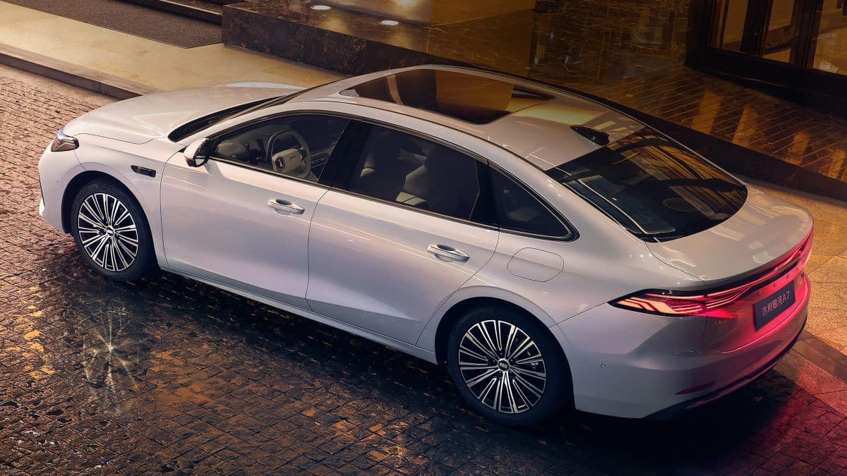 Geely Galaxy A7 böyük hibrid sedan