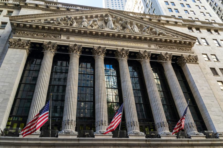 Avropa fond bazarları Çərşənbə günü əsasən enişlə, İngiltərənin FTSE 100 rekord səviyyəyə yüksəldi