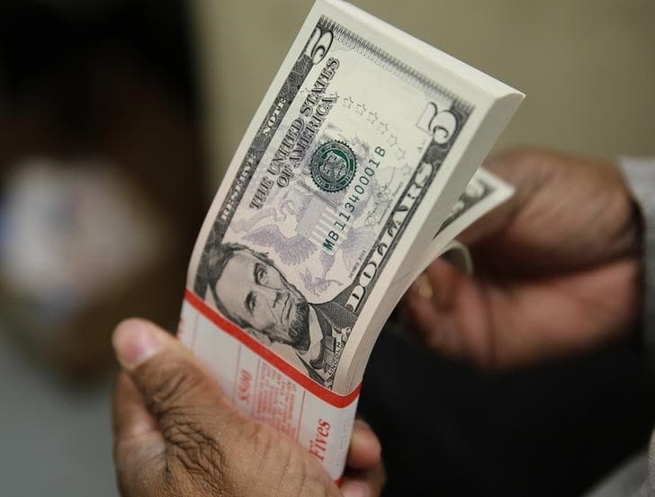 Dolar indeksi yüksəlir, neft qiymətləri düşür