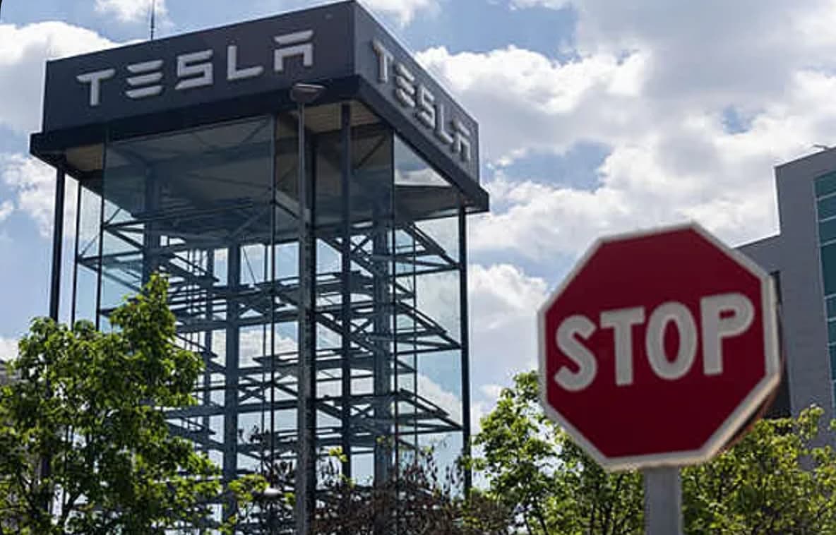 Tesla-nın əsas icraçı direktoru Omid Afşar şirkəti tərk edir