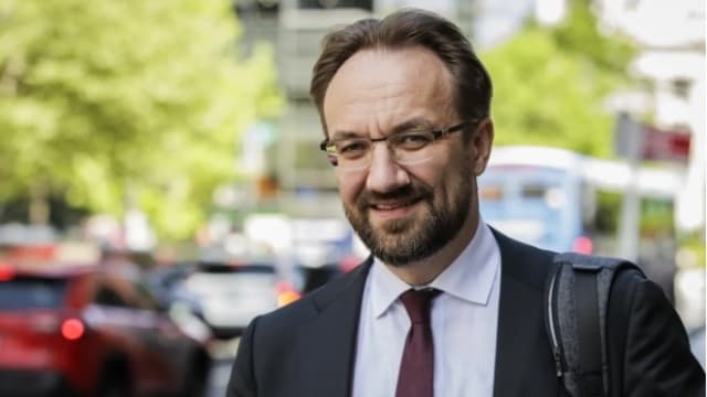 ECB rəsmisi kövrək inflyasiya barədə xəbərdarlıq edir