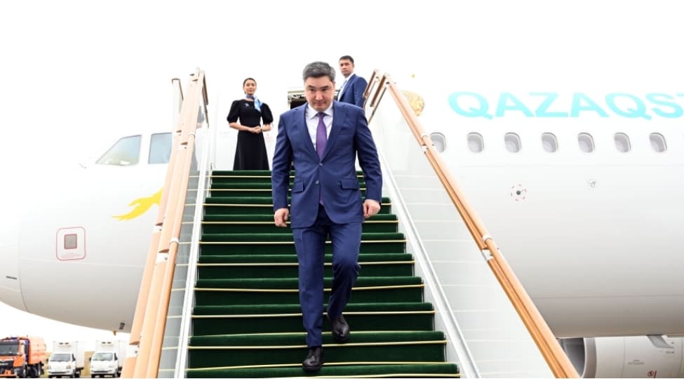 Oljas Bektenov Füzuli Beynəlxalq Hava Limanında qarşılandı