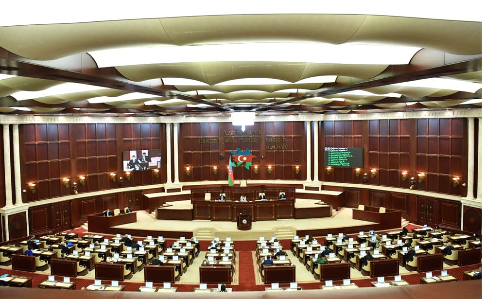 Milli Məclis “Media haqqında” Qanuna təklif edilən dəyişiklikləri təsdiqlədi