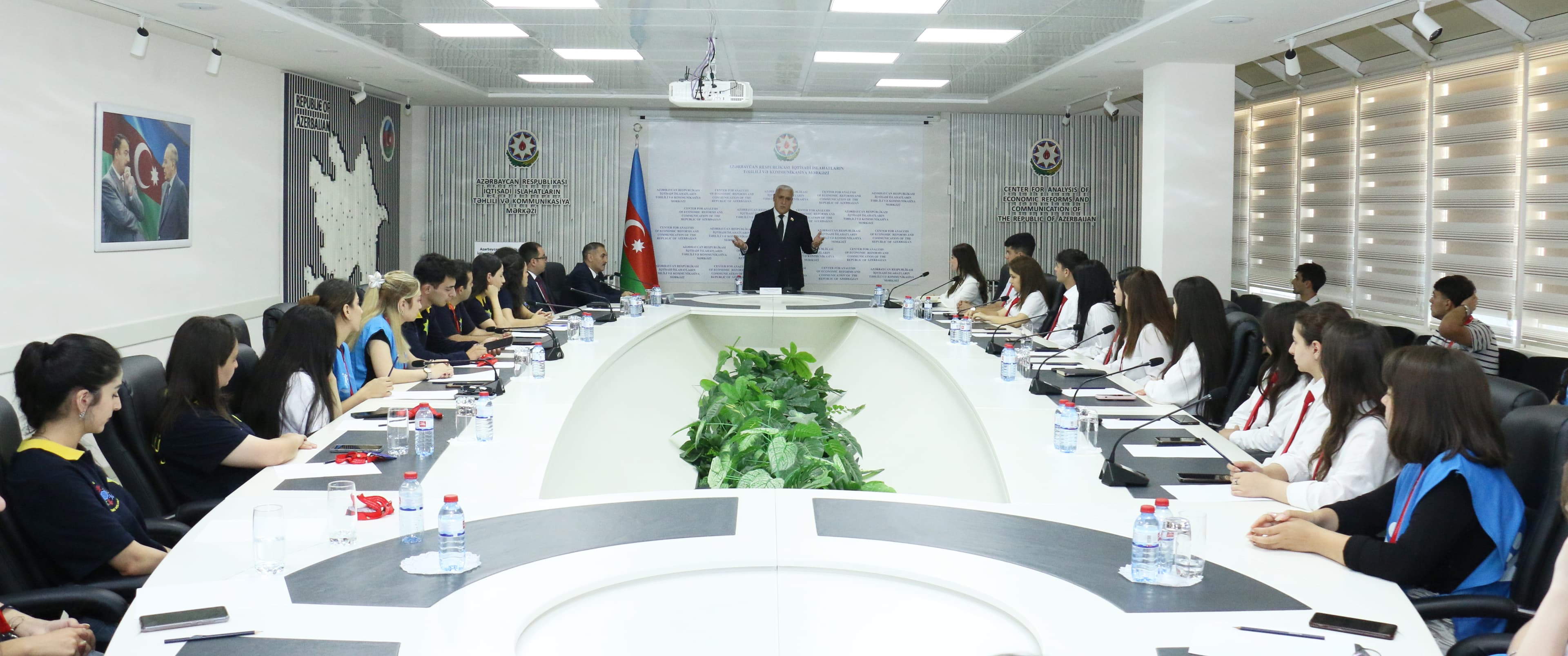 İİTKM-də Milli Məclisin deputatı Vüqar Rəhimzadə ilə könüllülərin görüşü keçirilib