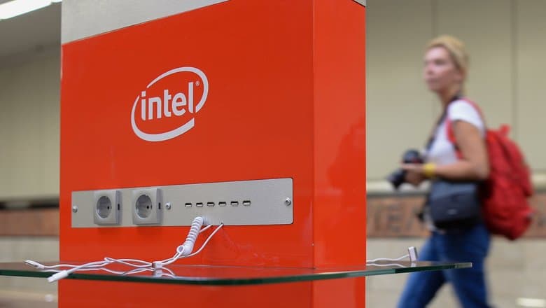 Intel rüblük gəlirini bir qədər artırır, lakin böyük xalis zərər verir