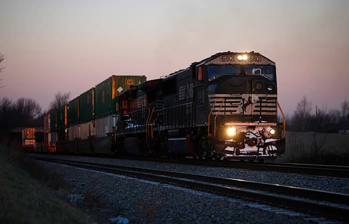 Union Pacific və Norfolk Southern ABŞ-ın ən böyük dəmir yolu operatorunu yaratmaq üçün birləşəcək