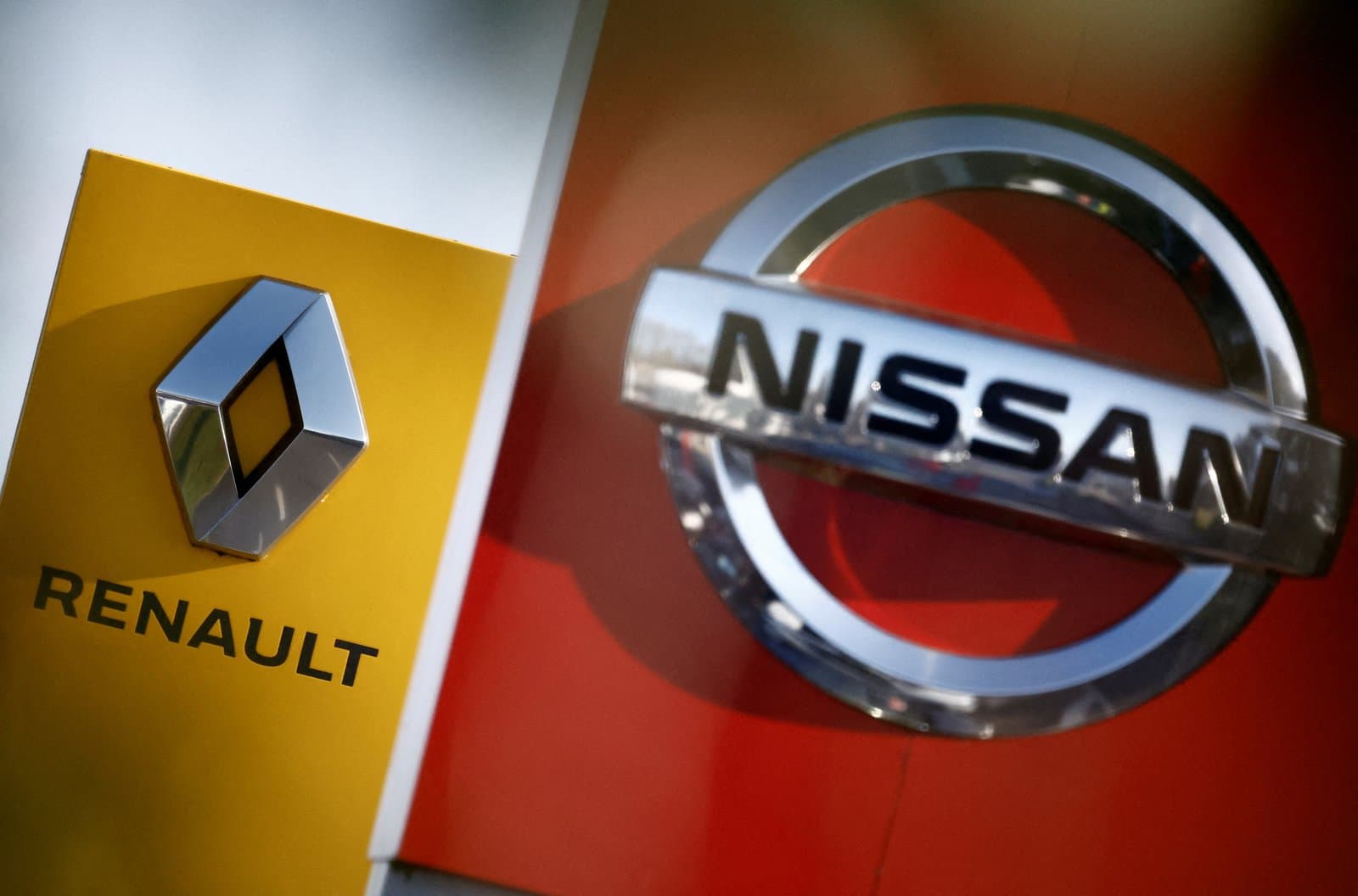Renault gəlirlərini artırır, lakin Nissan-a nisbətən 11,2 milyard avro xalis zərər qeyd edir