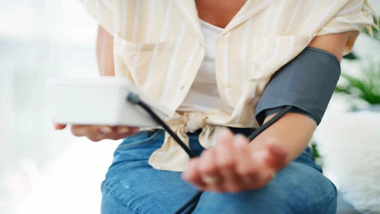 Yüksək təzyiqin səbəbləri arasında pəhrizdə şəkər və sosial tənhalıq da var - Professor