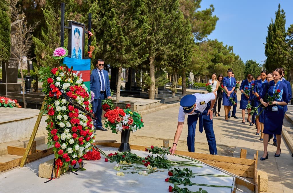 AZAL rəhbərliyi və kollektivi Azərbaycanın Milli Qəhrəmanı Hökumə Əliyevanın məzarını ziyarət edib